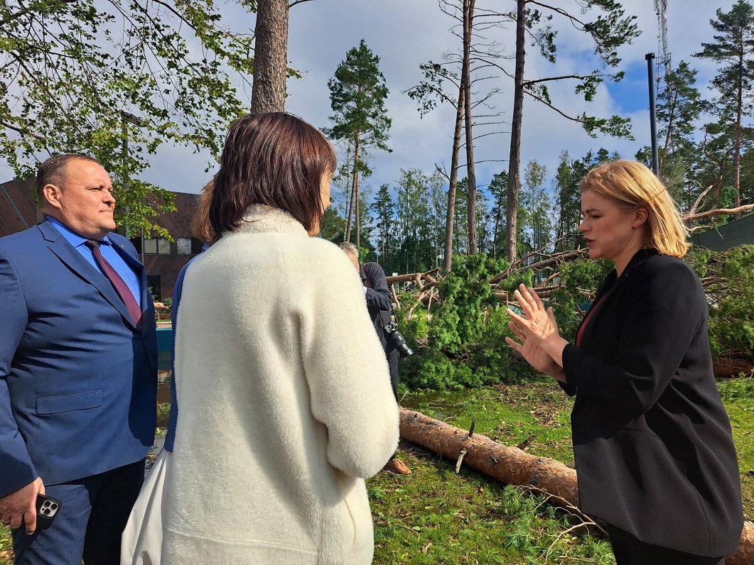 Ministru prezidente Evika Siliņa apmeklē vētras izpostīto Kauguru parku Jūrmalā.