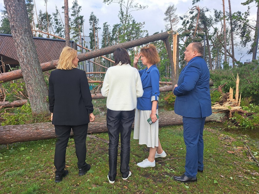 Ministru prezidente Evika Siliņa apmeklē vētras izpostīto Kauguru parku.