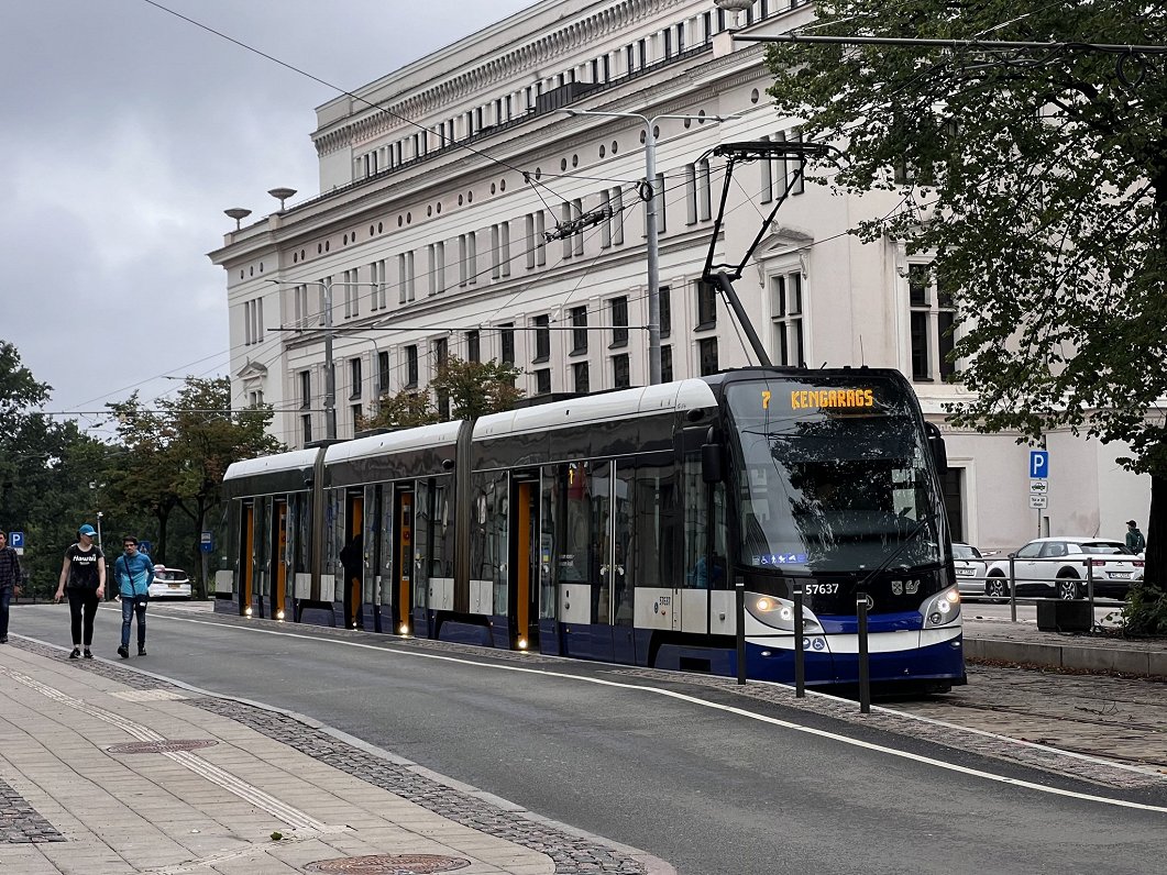 Rīgā atklāj zemās grīdas tramvaju līniju uz Ķengaragu.