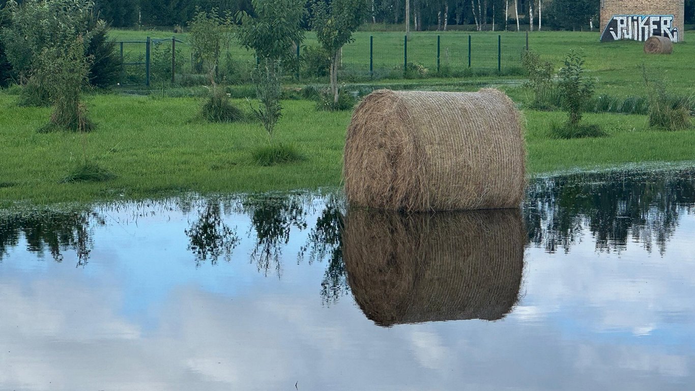 Vētras izraisītie plūdi laukā.