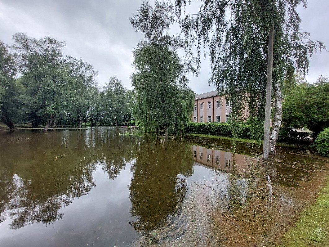 Vētras lietavu izraisītās sekas Kalnciemā.