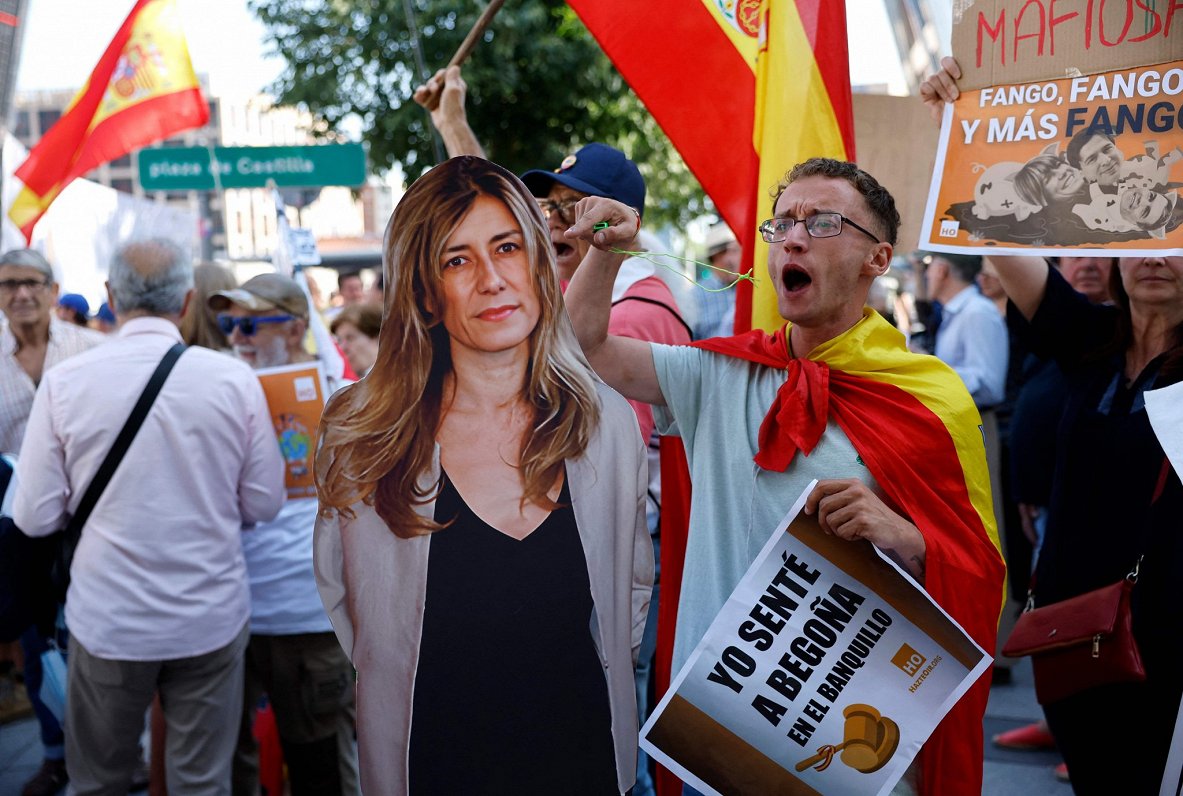 Spānijas galvaspilsētā Madridē protestētāji pie tiesas ēkas ar premjera sievas Begonjas Gomesas foto