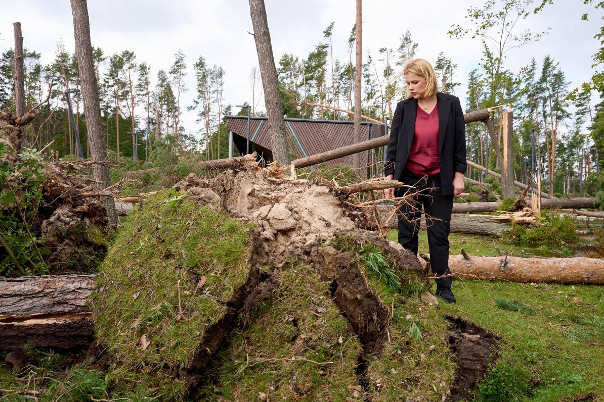 Ministru prezidenete Evika Siliņa apseko vētras postījumus Jūrmalas pilsētā