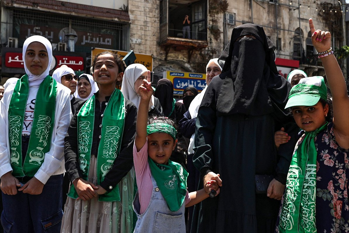 Rietumkrasta pilsētā Nāblusā palestīnieši piedalās protesta demonstrācijā pēc &quot;Hamās&quot; līde...