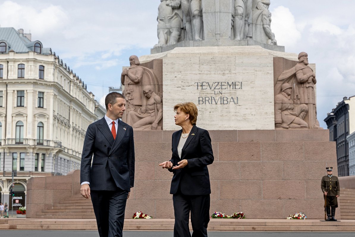 Serbijas ārlietu ministrs Marko Džuričs un Latvijas ārlietu ministre Baiba Braže pie Brīvības piemin...