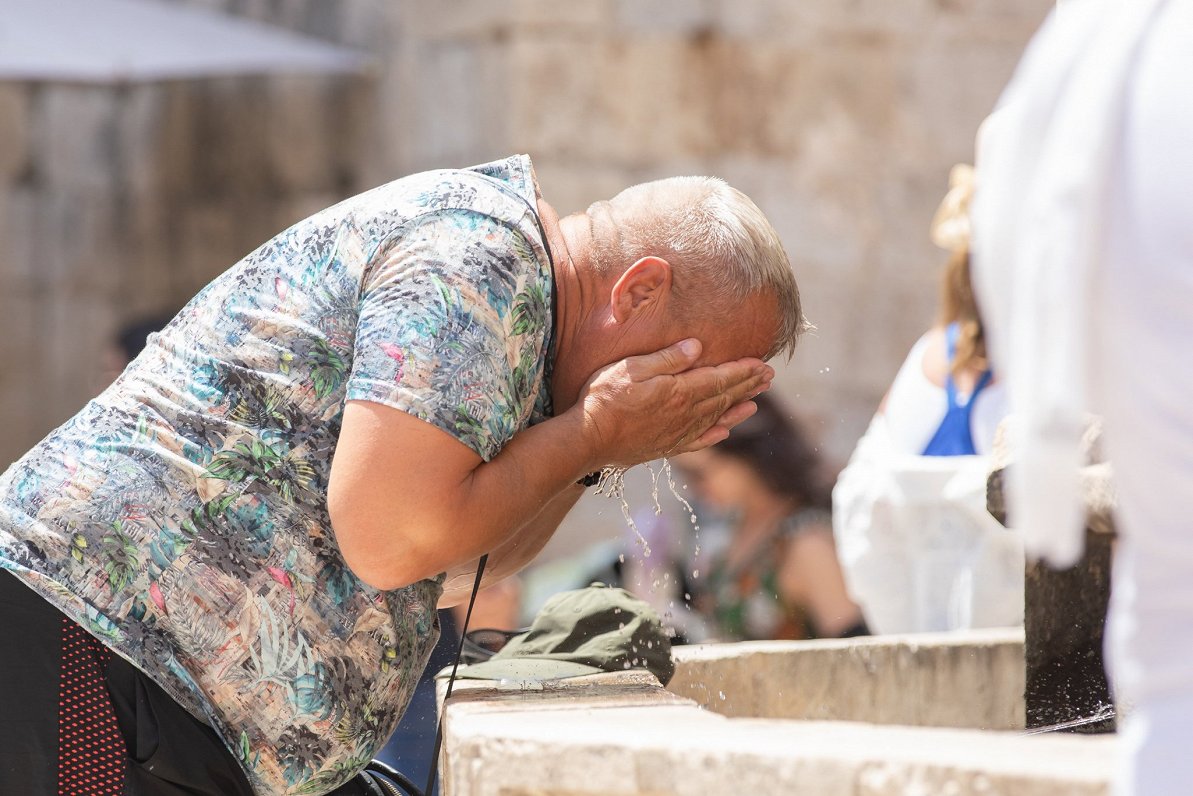 Tūristi Horvātijas pilsētā Dubrovnikos veldzējas vasaras svelmē