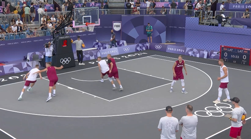 Latvijas 3x3 basketbolisti pirms spēles pret Lietuvu piešāvuši roku olimpiādes grozam