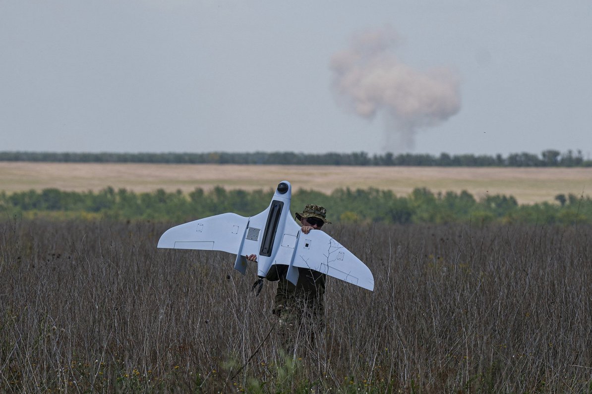 Ukrainas armijas dronu operators ar ''Furia'' dronu.