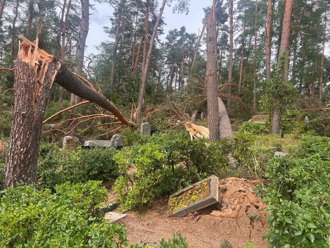 Последствия бури на Лесном кладбище в Цесисе