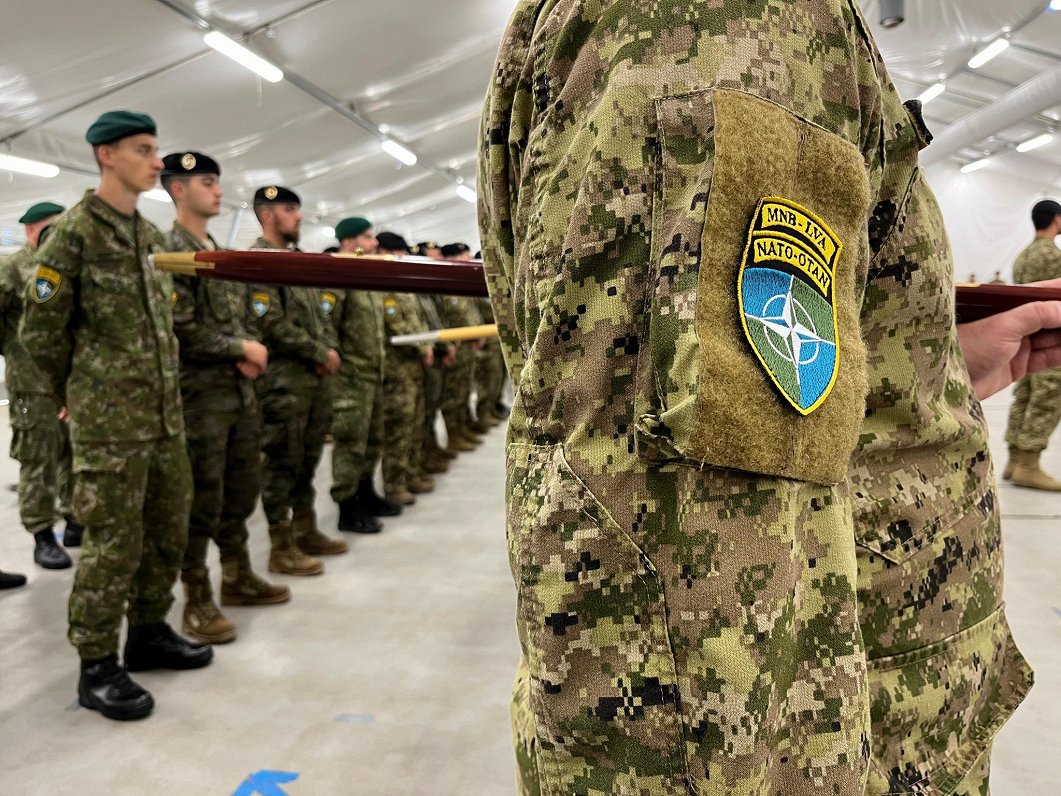 NATO sabiedroto karavīri Ādažu militārajā bāzē.