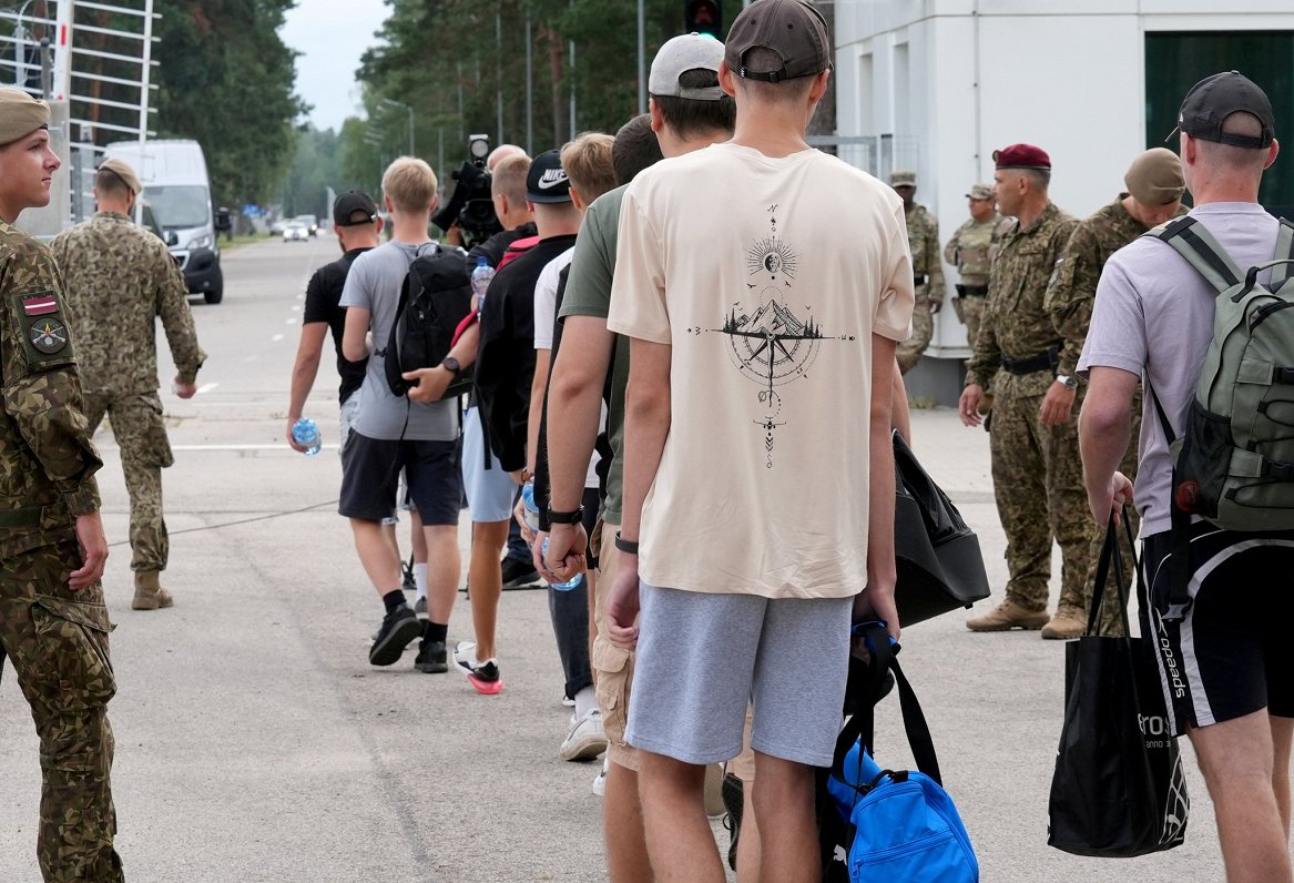 Новобранцы третьего призыва Службы гособороны на базе в Адажи