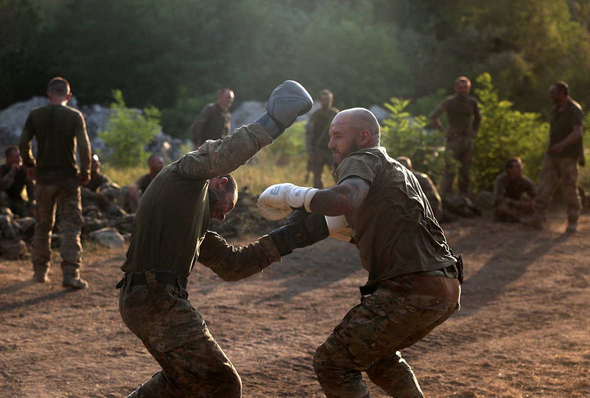 Ukrainas armijas speciālais ieslodzīto bataljons militārajās apmācībās Doneckas reģionā.