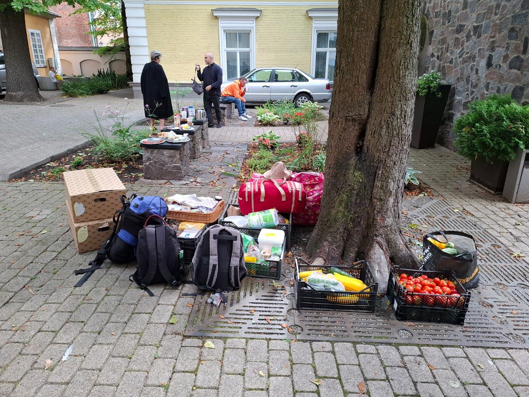 Svētceļnieki no Sv. Jēkaba katedrāles Rīgā dodas ceļa uz Aglonu.