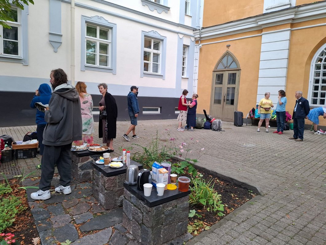 Svētceļnieki no Sv. Jēkaba katedrāles Rīgā dodas ceļa uz Aglonu.