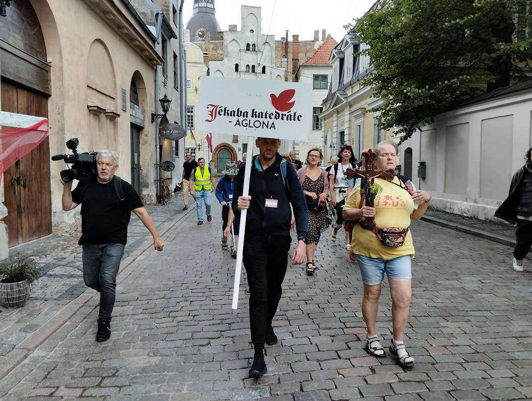 Svētceļnieki no Sv. Jēkaba katedrāles Rīgā dodas ceļa uz Aglonu.