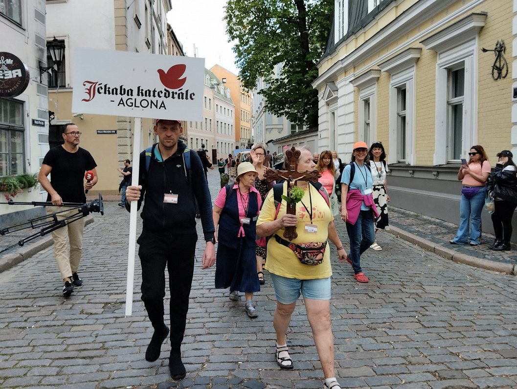 Svētceļnieki no Sv. Jēkaba katedrāles Rīgā dodas ceļa uz Aglonu.