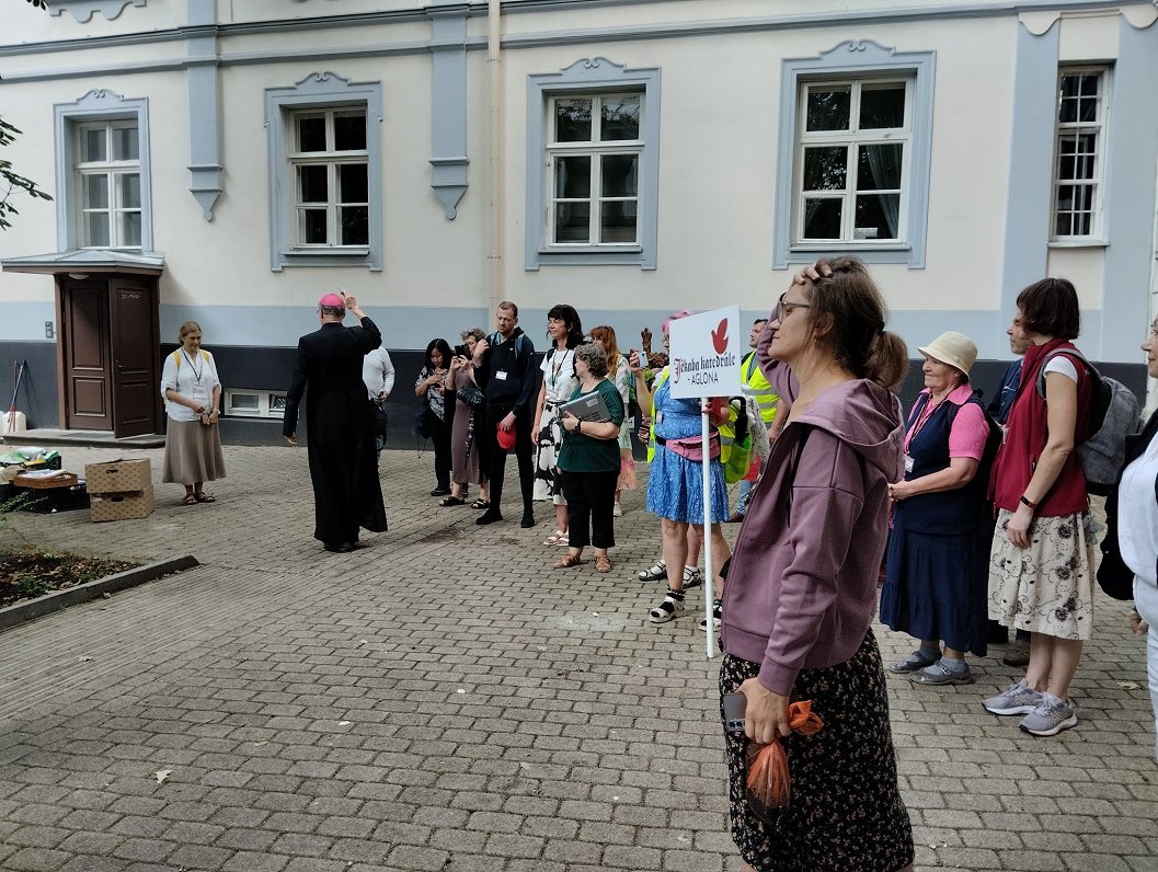 Svētceļnieki no Sv. Jēkaba katedrāles Rīgā dodas ceļa uz Aglonu.