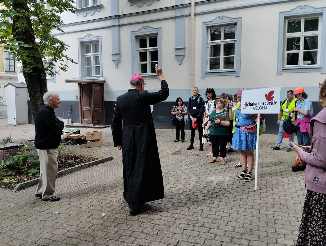 Svētceļnieki no Sv. Jēkaba katedrāles Rīgā dodas ceļa uz Aglonu.