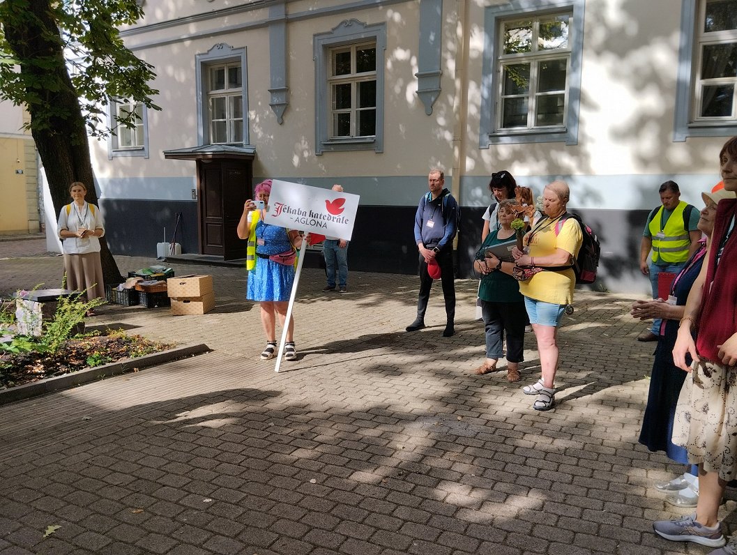 Svētceļnieki no Sv. Jēkaba katedrāles Rīgā dodas ceļa uz Aglonu.