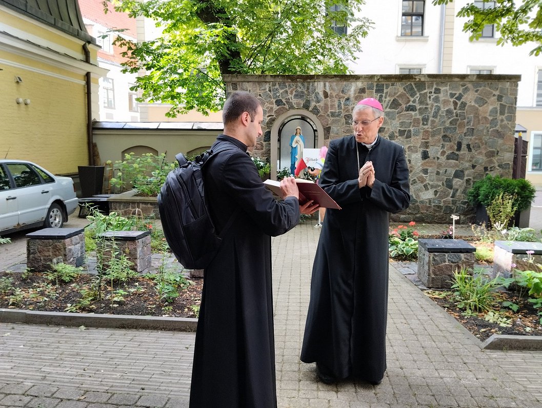 Svētceļnieki no Sv. Jēkaba katedrāles Rīgā dodas ceļa uz Aglonu.