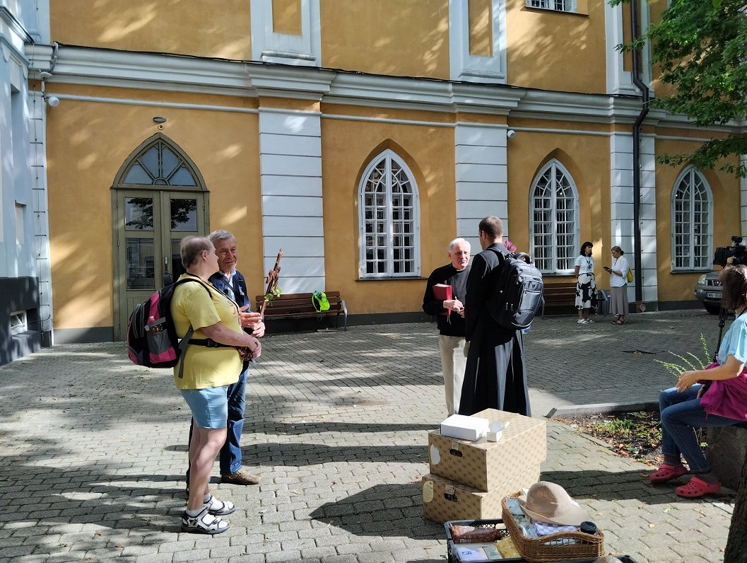 Svētceļnieki no Sv. Jēkaba katedrāles Rīgā dodas ceļa uz Aglonu.