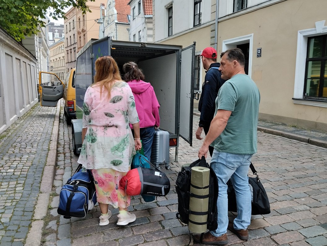 Svētceļnieki no Sv. Jēkaba katedrāles Rīgā dodas ceļa uz Aglonu.