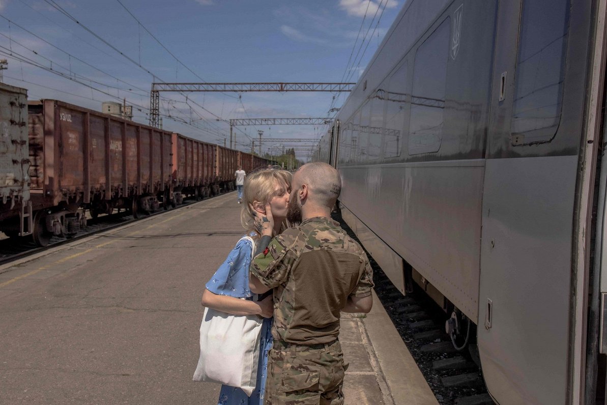 Ukrainas armijas karavīra un viņa draudzenes satikšanās Kramatorskas stacijā.