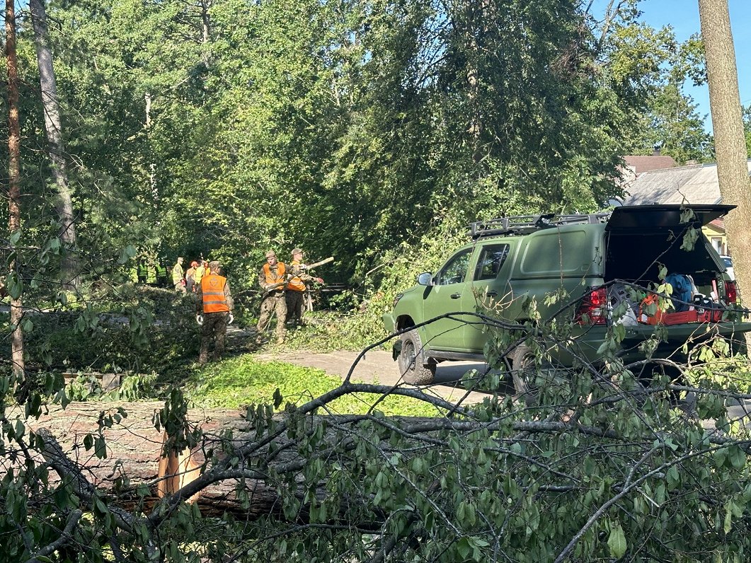 NBS Sauszemes spēku Mehanizētās kājnieku brigādes karavīri likvidē vētras sekas Jūrmalā.