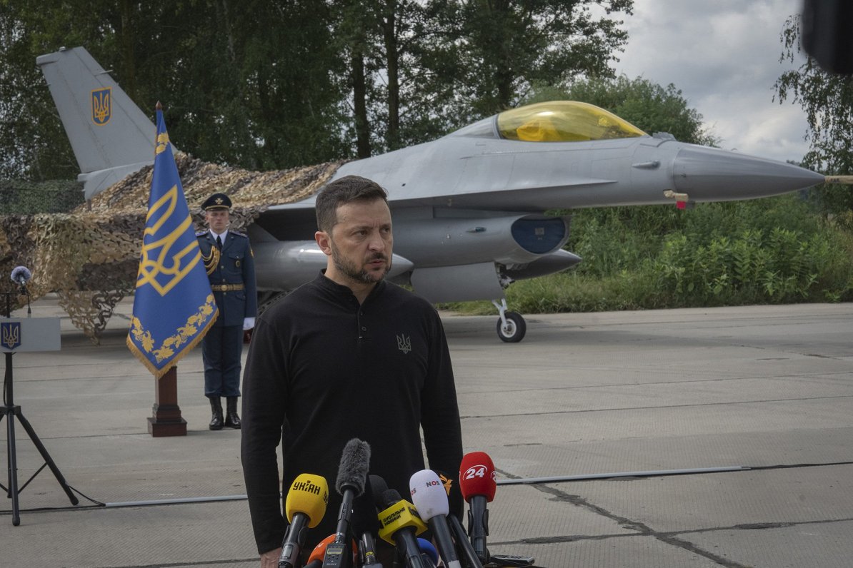 Истребители F-16 уже в Украине, заявил ее президент Владимир Зеленский