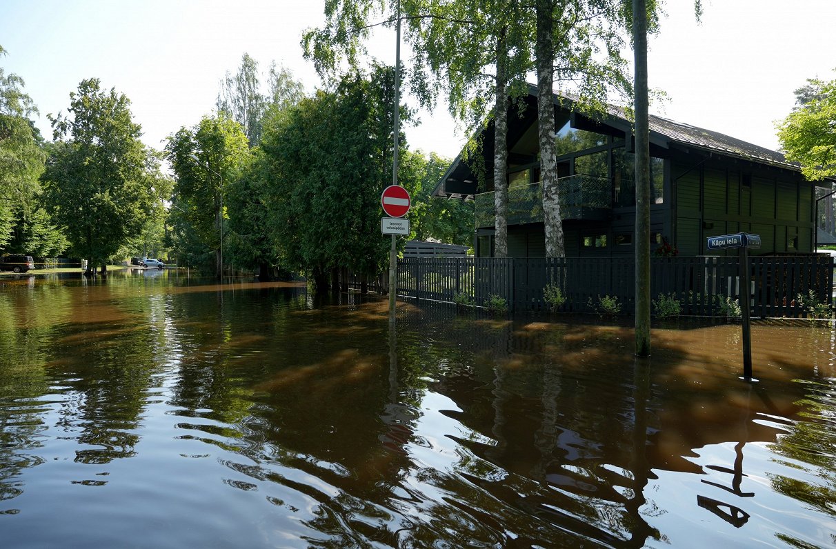 Pēc 29. jūlija vētras applūdusi Kāpu iela Jūrmalā.