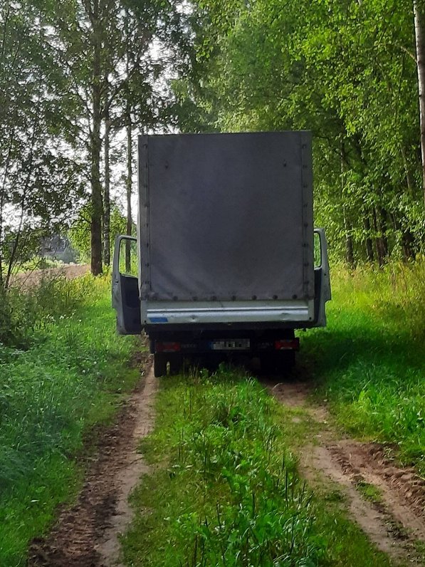 &quot;Iveco&quot; markas automašīnu, kurā atradās divi Rumānijas pilsoņi.