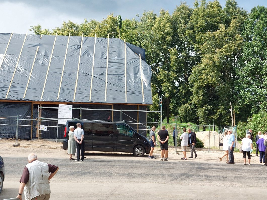 Lestenes memoriāla topošās muzeja ēkas spāru svētki.