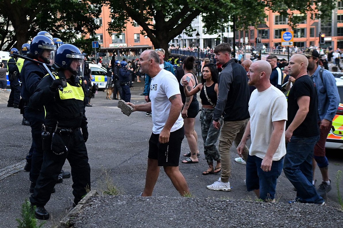 Demonstranti un kārtībsargi sadursmēs Lielbritānijas pilsētā Bristolē