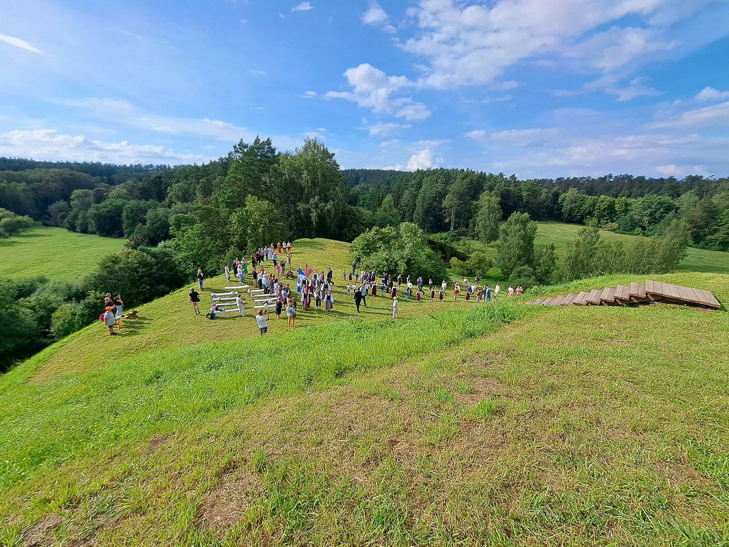 Zemgales karoga pacelšanas ceremonija Tērvetes pilskalnā.