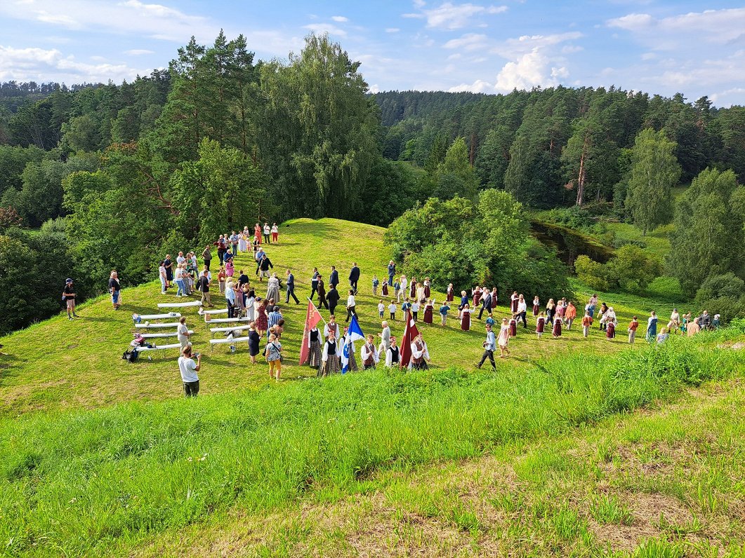 Zemgales karoga pacelšanas ceremonija Tērvetes pilskalnā.