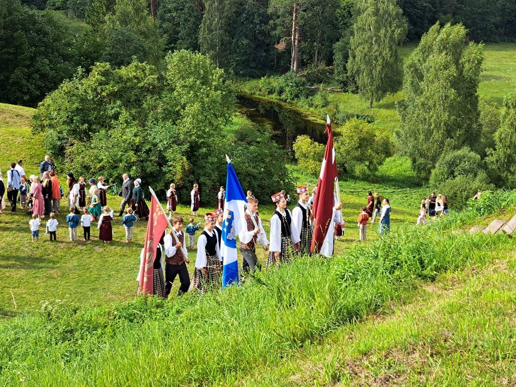 Zemgales karoga pacelšanas ceremonija Tērvetes pilskalnā.