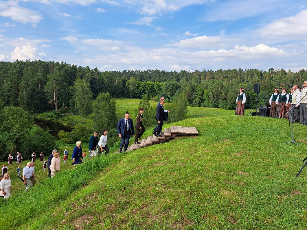 Zemgales karoga pacelšanas ceremonija Tērvetes pilskalnā.