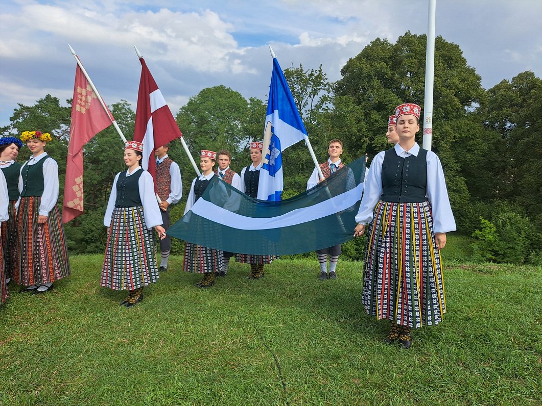 Zemgales karoga pacelšanas ceremonija Tērvetes pilskalnā.