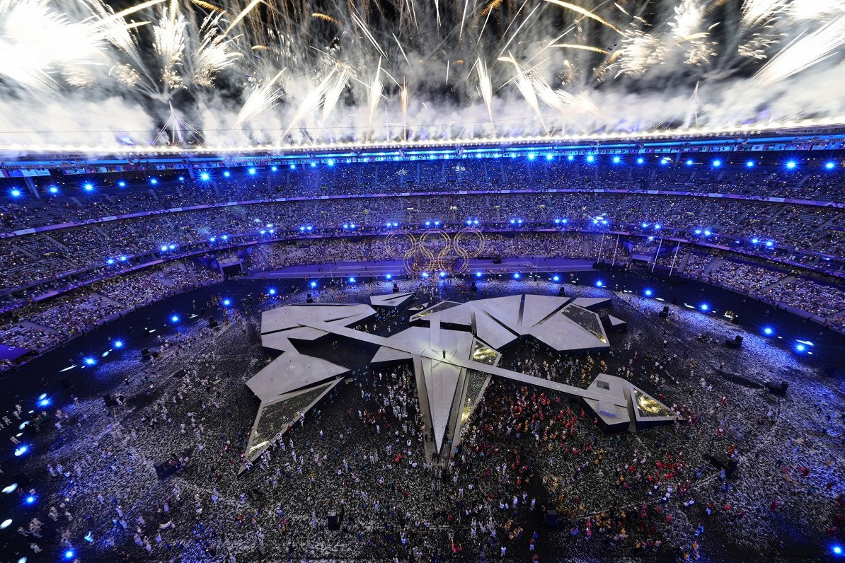 Uguņošana &quot;Stade de France&quot; stadionā Parīzes olimpisko spēļu noslēgumā