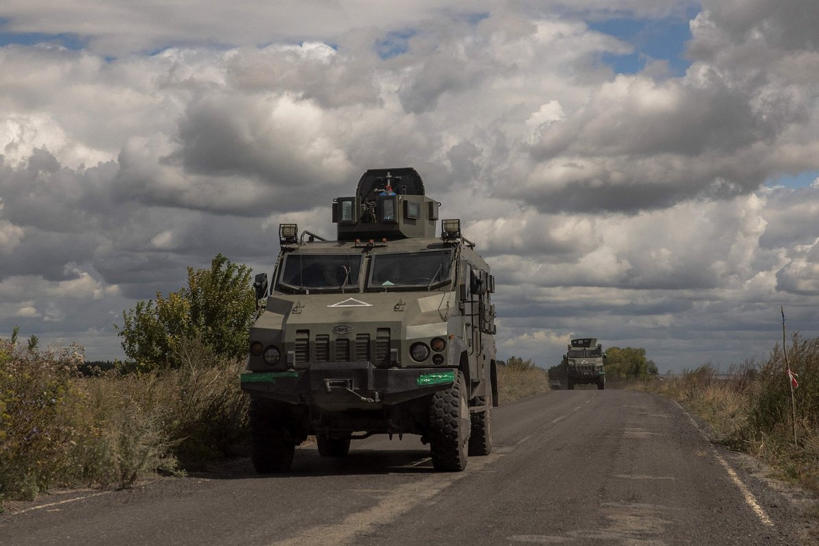 Ukrainas armijas transports pierobežas teritorijā, Sumu reģionā.