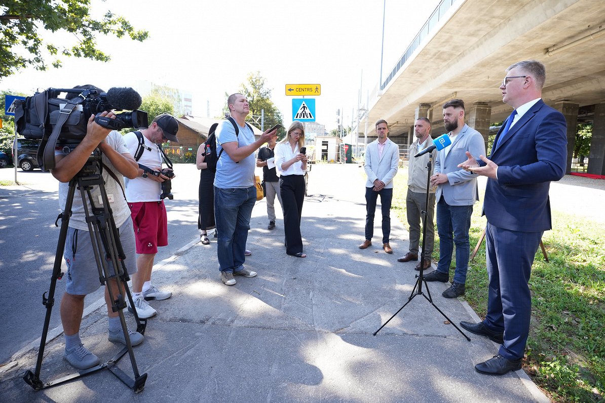 Rīgas domes amatpersonas informē par mobilitātes punktu izveidi pilsētā.