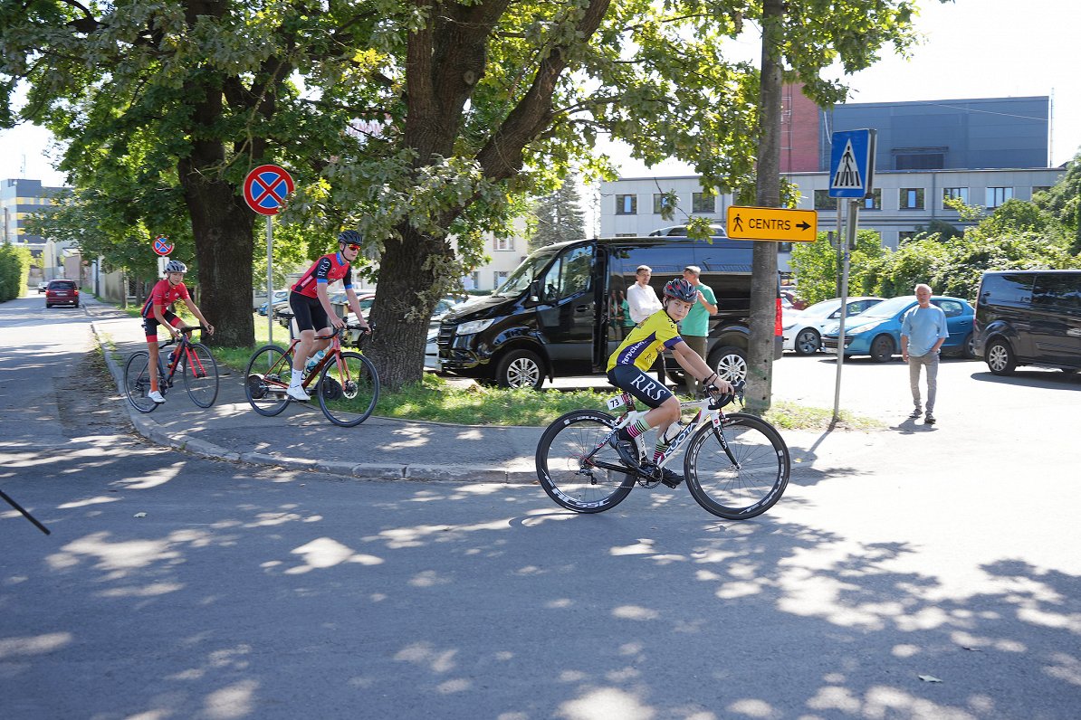 Velobraucēji pie Brasas stacijas.