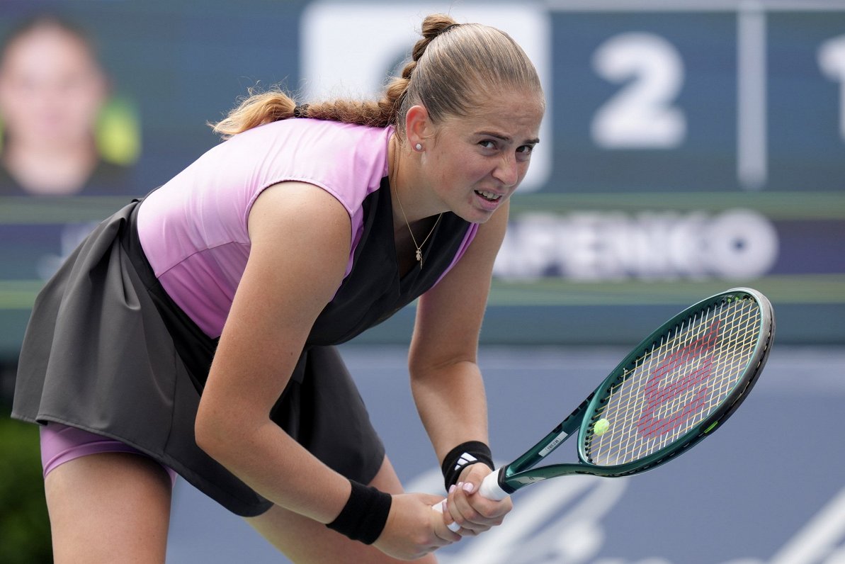 Ostapenko trīs setu cīņā Sinsinati tenisa turnīrā zaudē pirmajā spēlē