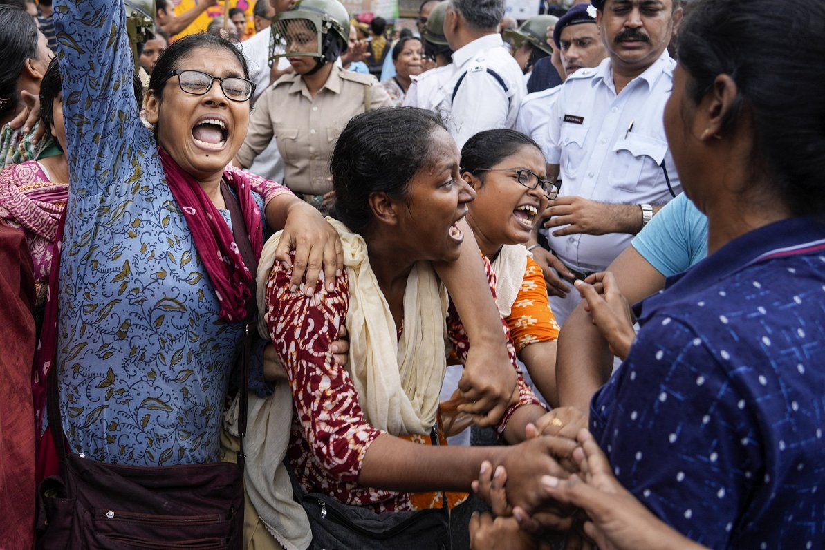 Sievietes Indijas pilsētā Kolkatā protestē pret vardarbību pret sievietēm