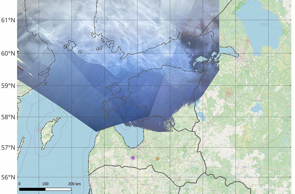 Sudrabainie mākoņi sakombinēti un ģeoreferencēti uz Baltijas reģiona kartes.