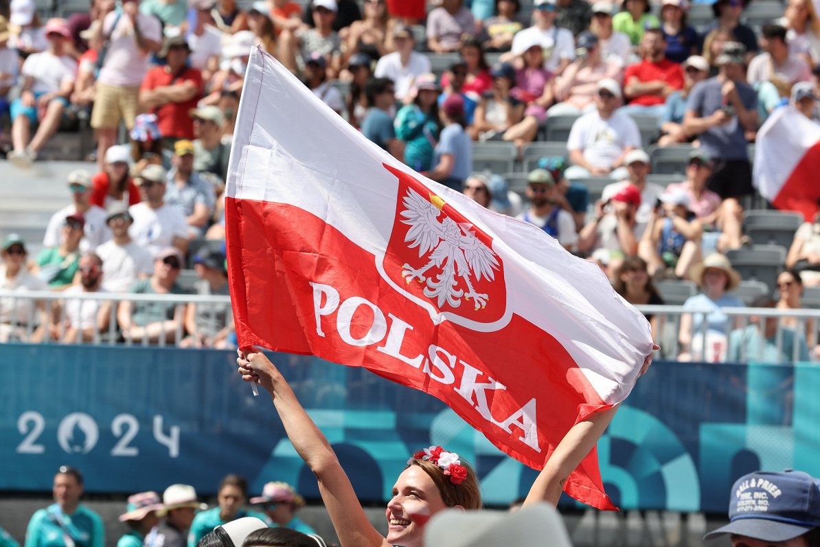 Polijas sportistu līdzjutēji Parīzes olimpiskajās spēlēs.