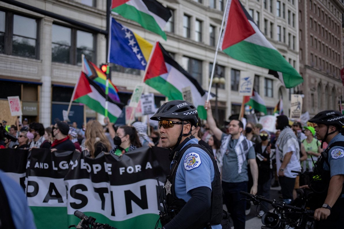 Palestīniešu atbalstītāji demonstrācijā pirms Demokrātu partijas konventa Čikāgā