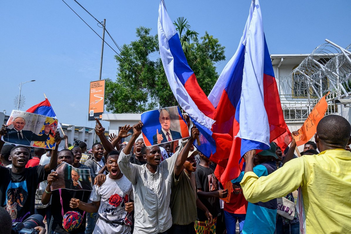 Demonstrācija ar Krievijas valsts simboliku Kongo, Āfrikā.