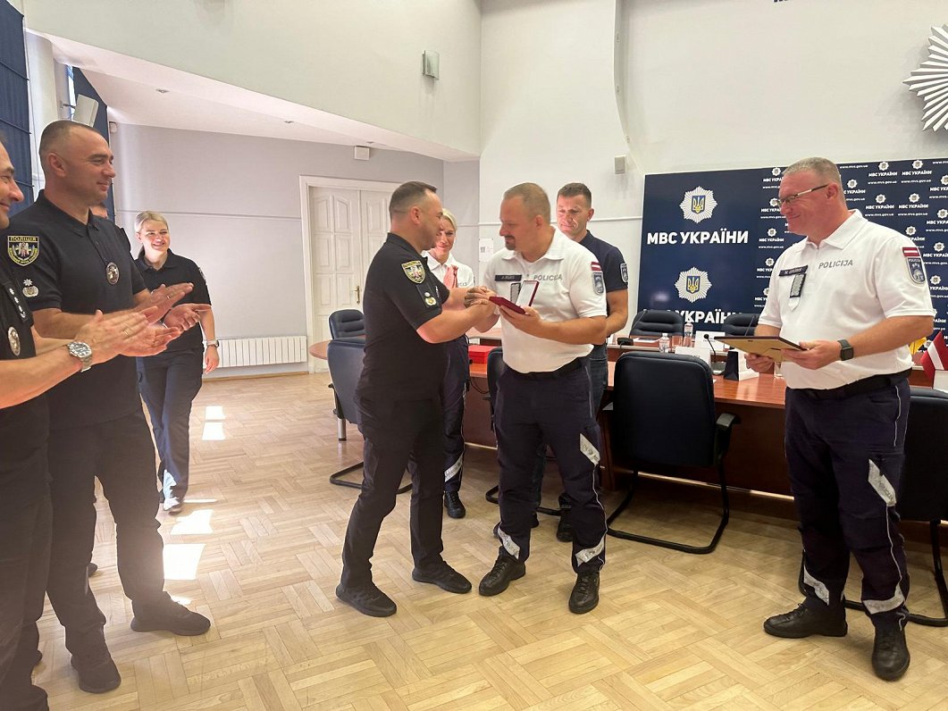 Ukrainas policijas šefs sveic Latvijas policijas delegāciju un &quot;Uzņēmēji mieram&quot; vadītāju.