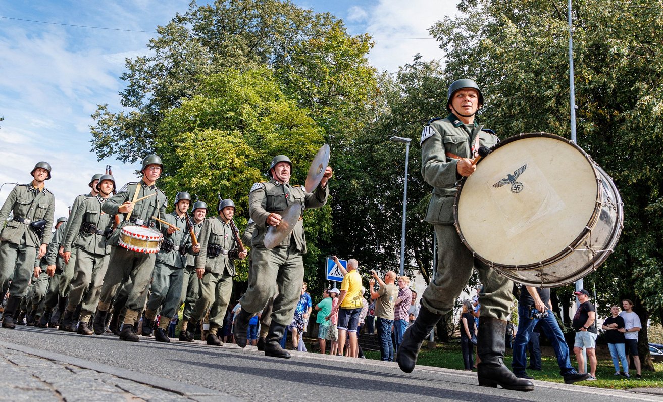 Starptautiskā Valgas militārās vēstures festivāla gājiens, 2024. gada 17. augustā. Gājiena dalībniek...